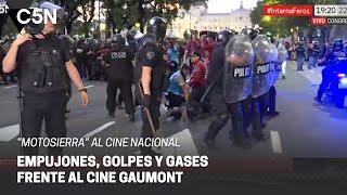 MÁXIMA TENSIÓN frente al CINE GAUMONT hay al menos un DETENIDO