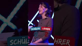 Lena & Sara spielen Pokerface  Strebermania  2 Schüler gegen Lehrer