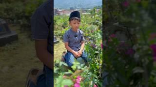 Ziarah ke makam oom semoga aza jadi anak yang sholeh