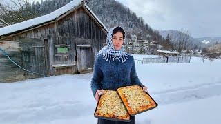 THE WOMAN LIVES ALONE IN THE MOUNTAINS Cooking PIZZA