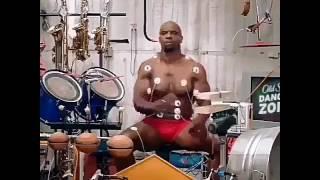 Keren nih orang. Main drum dengan otot tubuh