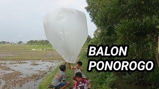 menerbangkan balon udara model ponorogo ditempat sepi