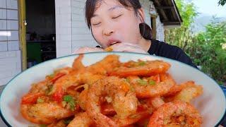 Qiu Mei got a chicken wing with pepper and salt today. It tasted delicious one by one. She could ne