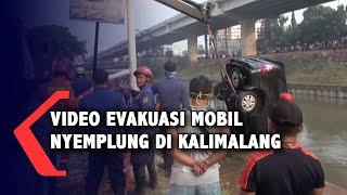 Detik-Detik Evakuasi Mobil Tercebur Sungai di Kalimalang