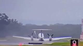Um avião de pequeno porte posa sem rodas após circular por horas
