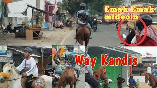 Penunggang Kuda Lewati Pasar Way Kandis Bandar Lampung Jadi Tontonan