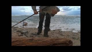 surfcasting come pescare i saraghi nella tempesta. Mare in burrasca pioggia e vento