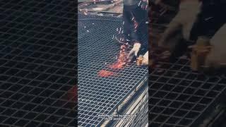 Ingenious fasten welding steel grid plate of mechanical worker