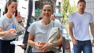 Jennifer Garner was cheerful signing autographs for fans amid ex Ben Afflecks ongoing marital woes