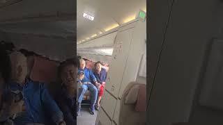 ️Пассажир открыл дверь самолета Asiana Airlines во время посадки в Южной Корее.