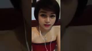 Wanita sangek nekat buka baju saat live facebook