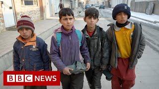 Afghanistan Children in Kabul working for a piece of bread - BBC News