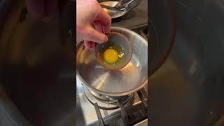 How to poach an egg #poachedeggs #eggs #poaching #breakfast