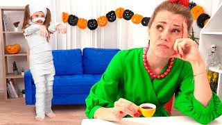 Eva dan Ibu sedang mendekorasi rumah untuk Halloween