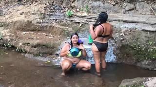 BERTA & MARY BAÑANDOSE EN EL RIO