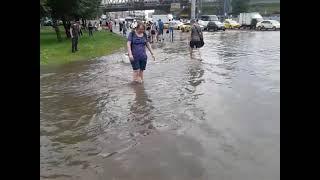 Наводнение в Москве и дождь  Аномальный ливень обрушится на столицу затопило дороги потоп и погода