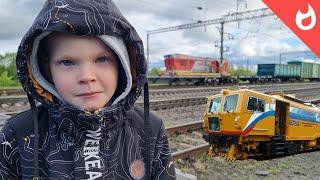 Güterzüge am Bahnhof  größere Reparaturen der Bahn