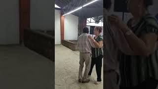 Y así bailan tío y  sobrina