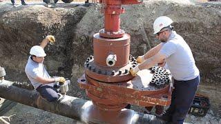 Great Teamwork Skills Of The Workers When Hot Tapping Giant Pipeline  Awesome Welding Skill