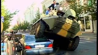 Alcalde lituano aplasta coche mal aparcado en el carril bici con un tanque