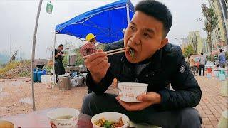The 10 yuan buffet at the entrance of the construction site actually has pork ribs soup