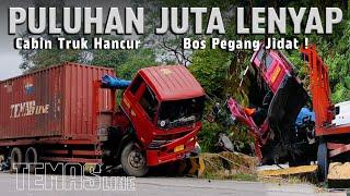 Kabar Duka Sore Ini Truk Bawa Countainer Rem Blong Hantam Pembatas Jalan & Cabin Truck Rusak Total