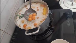 Thùy nấu chuối chưng cho các con ăn trong mùa hè Baby Thinh & Mom