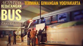 AKTIVITAS KEDATANGAN BUS PAGI DINI HARI  TERMINAL GIWANGAN YOGYAKARTA