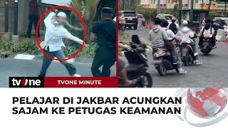 Diduga Hendak Tawuran Pelajar Acungkan Sajam ke Petugas Keamanan saat Diusir  tvOne Minute