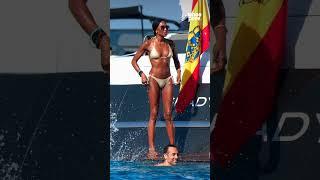 #NaomiCampbell su uno yacht a #Ibiza incarna la definizione di top model