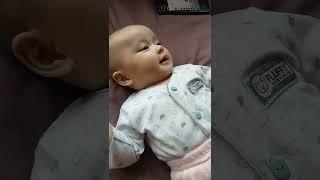 bayi lucu ketawa ngejerit