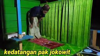 Kedatangan pak Jokowit di rakit apungdi guyur hujan deras.