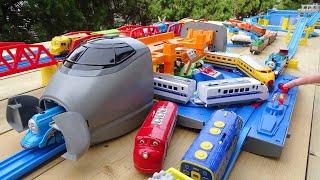 Thomas the Tank Engine  Shinkansen Big Swallow Station Course & Thomas Friends Lots of Freight Cars