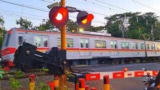 Palang Kereta Api Baru Perlintasan KRL Bintaro Permai Jakarta
