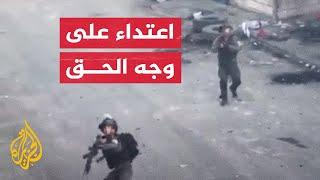 شاهد لحظة استهداف قنبلة الاحتلال لصحفي فلسطيني بشكل مباشر في الخليل