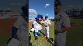 Boomer gives #RintaroSasaki a gift at the Trenton Thunder #baseball #佐々木麟太郎