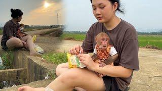 Bibi asked Mom to take him for a walk to buy and enjoy snacks