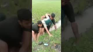 Diduga Mabuk Wanita Yang Gak Sadar Jatuh ke Sawah Ditolong Oleh Sejumlah Pemuda