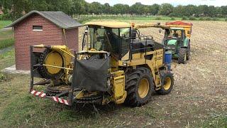 Mais hakselen met New Holland FX 450 8 rijer en 4 trekkers 2022