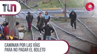 #Telenueve  CAMINAN POR LAS VÍAS PARA NO PAGAR EL BOLETO