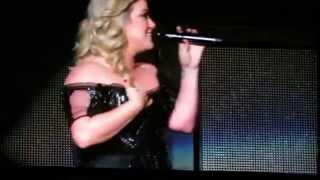 Kelly Clarkson announces pregnancy tries to sing Piece by Piece while crying