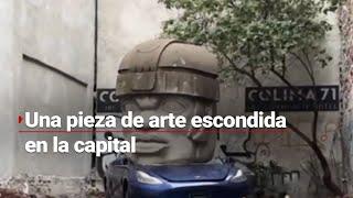 ¿Arte en la vía pública?  Cabeza olmeca aplasta a un automóvil en calles de la Roma #CDMX