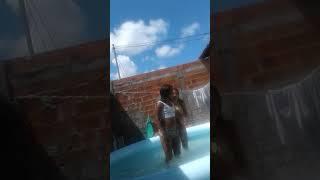 As dança na piscina