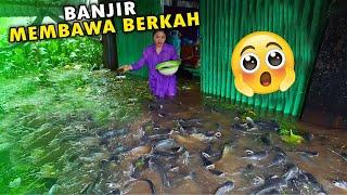 Berciuman di tengah banjir  AKSI ANEH dan  mendapat banyak keberuntungan