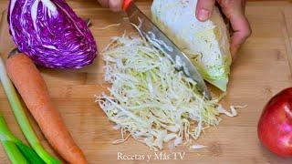 No puedo dejar de comer esta ensalada de repollo zanahoria y manzana refrescante y crujiente