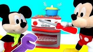 ¡Oops La familia Mouse tiene un problema en la cocina. Vídeos de Mickey Mouse para niños.