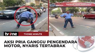 Aksi Berbahaya Pria Hadang dan Ganggu Pengendara Motor di Jalan  tvOne Minute