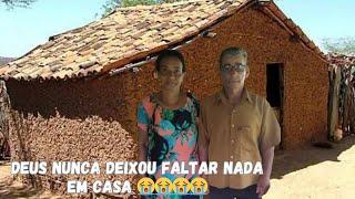 TENTE NÃO CHORAR ELE E SUA FAMÍLIA MOROU DEBAIXO DE UMA LONA UMA HISTÓRIA CHOCANTE DESSE SENHOR