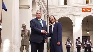Giorgia Meloni accoglie Orban a Palazzo Chigi con gli onori militari