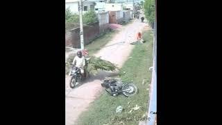 Angry Bull Attacks Bike  बुलेट चलाने वाले हो जाओ सावधान  आवाज ले सकता है आपकी जान #bullet #viral